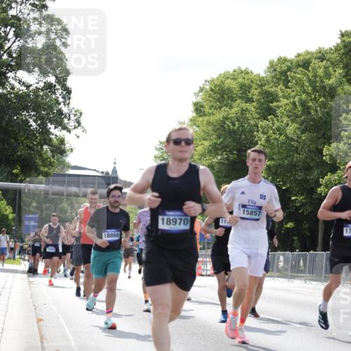 29.06.2025 - hella hamburg halbmarathon Jannik Wohlers http://msf.ph/oto/8221309 29.06.2025 09:50:58 Lombardsbrücke 1136, 1912, 1920, 1941, 2972, 3523, 3700, 4759, 4854, 4999, 6593, 6721, 6901, 7378, 7693, 7962, 8319, 9262, 9313, 9371, 9755, 9885, 11049, 11907, 11959, 12153, 12385, 13525, 14093, 14201, 14210, 14447, 14816, 15383, 15424, 15654, 15706, 15857, 15862, 16656, 16761, 17492, 17668, 17724, 17834, 18013, 18274, 18868, 18963, 18970 meine-sportfotos.de