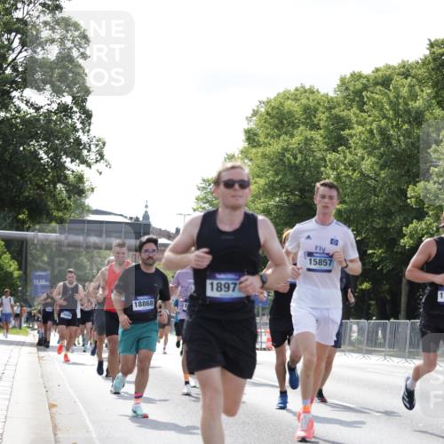 29.06.2025 - hella hamburg halbmarathon Jannik Wohlers http://msf.ph/oto/8221319 29.06.2025 09:50:58 Lombardsbrücke 1136, 1912, 1920, 1941, 2972, 3523, 3700, 4759, 4854, 4999, 6593, 6721, 6901, 7378, 7693, 7962, 8319, 9262, 9313, 9371, 9755, 9885, 11049, 11907, 11959, 12153, 12385, 13525, 14093, 14201, 14210, 14447, 14816, 15383, 15424, 15654, 15706, 15857, 15862, 16656, 16761, 17492, 17668, 17724, 17834, 18013, 18274, 18868, 18963, 18970 meine-sportfotos.de