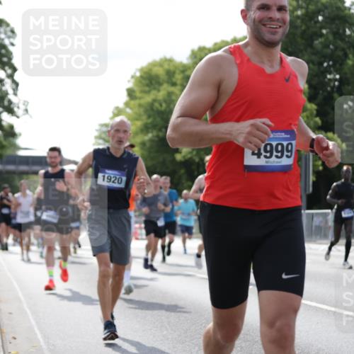 29.06.2025 - hella hamburg halbmarathon Jannik Wohlers http://msf.ph/oto/8221511 29.06.2025 09:51:03 Lombardsbrücke 1136, 1520, 1570, 1912, 1920, 1941, 2880, 2972, 3523, 3700, 4297, 4634, 4759, 4843, 4999, 5375, 5410, 6721, 7105, 7363, 7378, 7693, 7962, 8871, 9313, 9364, 9885, 11049, 11417, 11959, 12385, 13196, 14201, 14210, 14447, 14722, 14816, 15383, 15424, 15857, 15862, 16281, 16656, 16660, 16761, 17492, 17724, 17834, 18013, 18868, 18970 meine-sportfotos.de