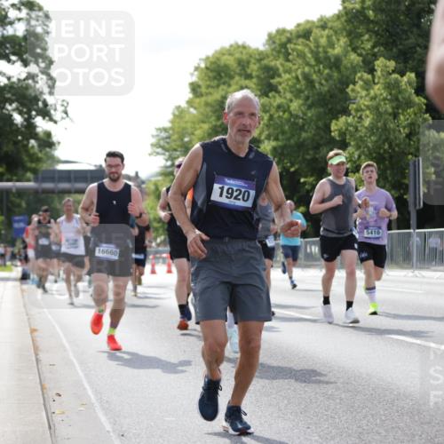 29.06.2025 - hella hamburg halbmarathon Jannik Wohlers http://msf.ph/oto/8221614 29.06.2025 09:51:04 Lombardsbrücke 1136, 1520, 1570, 1912, 1920, 1941, 2880, 2972, 3523, 3700, 4297, 4634, 4759, 4843, 4999, 5375, 5410, 7105, 7363, 7378, 7693, 7962, 8871, 9364, 9885, 10480, 11049, 11417, 11959, 13196, 13479, 14201, 14210, 14447, 14722, 14816, 15383, 15424, 15542, 15857, 15862, 16281, 16656, 16660, 16761, 17492, 17724, 17834, 18013, 18539, 18868, 18970 meine-sportfotos.de