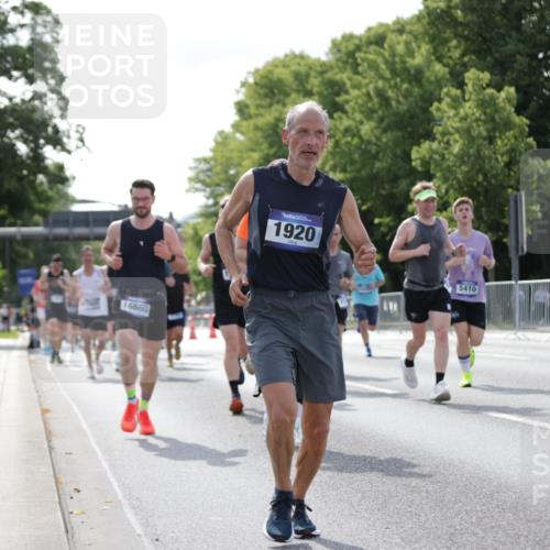 29.06.2025 - hella hamburg halbmarathon Jannik Wohlers http://msf.ph/oto/8221635 29.06.2025 09:51:04 Lombardsbrücke 1136, 1520, 1570, 1912, 1920, 1941, 2880, 2972, 3523, 3700, 4297, 4634, 4759, 4843, 4999, 5375, 5410, 7105, 7363, 7378, 7693, 7962, 8871, 9364, 9885, 10480, 11049, 11417, 11959, 13196, 13479, 14201, 14210, 14447, 14722, 14816, 15383, 15424, 15542, 15857, 15862, 16281, 16656, 16660, 16761, 17492, 17724, 17834, 18013, 18539, 18868, 18970 meine-sportfotos.de