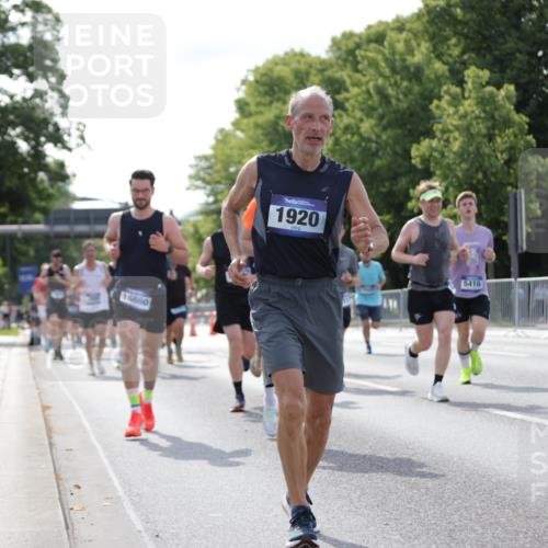 29.06.2025 - hella hamburg halbmarathon Jannik Wohlers http://msf.ph/oto/8221664 29.06.2025 09:51:04 Lombardsbrücke 1136, 1520, 1570, 1912, 1920, 1941, 2880, 2972, 3523, 3700, 4297, 4634, 4759, 4843, 4999, 5375, 5410, 7105, 7363, 7378, 7693, 7962, 8871, 9364, 9885, 10480, 11049, 11417, 11959, 13196, 13479, 14201, 14210, 14447, 14722, 14816, 15383, 15424, 15542, 15857, 15862, 16281, 16656, 16660, 16761, 17492, 17724, 17834, 18013, 18539, 18868, 18970 meine-sportfotos.de