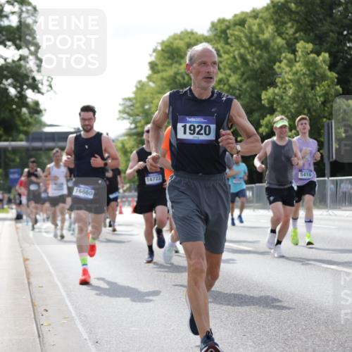29.06.2025 - hella hamburg halbmarathon Jannik Wohlers http://msf.ph/oto/8221704 29.06.2025 09:51:04 Lombardsbrücke 1136, 1520, 1570, 1912, 1920, 1941, 2880, 2972, 3523, 3700, 4297, 4634, 4759, 4843, 4999, 5375, 5410, 7105, 7363, 7378, 7693, 7962, 8871, 9364, 9885, 10480, 11049, 11417, 11959, 13196, 13479, 14201, 14210, 14447, 14722, 14816, 15383, 15424, 15542, 15857, 15862, 16281, 16656, 16660, 16761, 17492, 17724, 17834, 18013, 18539, 18868, 18970 meine-sportfotos.de