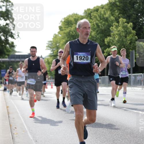 29.06.2025 - hella hamburg halbmarathon Jannik Wohlers http://msf.ph/oto/8221715 29.06.2025 09:51:04 Lombardsbrücke 1136, 1520, 1570, 1912, 1920, 1941, 2880, 2972, 3523, 3700, 4297, 4634, 4759, 4843, 4999, 5375, 5410, 7105, 7363, 7378, 7693, 7962, 8871, 9364, 9885, 10480, 11049, 11417, 11959, 13196, 13479, 14201, 14210, 14447, 14722, 14816, 15383, 15424, 15542, 15857, 15862, 16281, 16656, 16660, 16761, 17492, 17724, 17834, 18013, 18539, 18868, 18970 meine-sportfotos.de