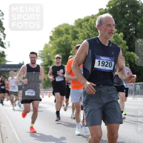 29.06.2025 - hella hamburg halbmarathon Jannik Wohlers http://msf.ph/oto/8221734 29.06.2025 09:51:04 Lombardsbrücke 1136, 1520, 1570, 1912, 1920, 1941, 2880, 2972, 3523, 3700, 4297, 4634, 4759, 4843, 4999, 5375, 5410, 7105, 7363, 7378, 7693, 7962, 8871, 9364, 9885, 10480, 11049, 11417, 11959, 13196, 13479, 14201, 14210, 14447, 14722, 14816, 15383, 15424, 15542, 15857, 15862, 16281, 16656, 16660, 16761, 17492, 17724, 17834, 18013, 18539, 18868, 18970 meine-sportfotos.de