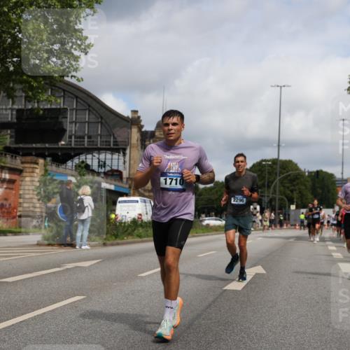 29.06.2025 - hella hamburg halbmarathon Yannick Fuchs http://msf.ph/oto/8221768 29.06.2025 10:33:07 20KM 1042, 1615, 1688, 1710, 2262, 2296, 2719, 2745, 2849, 3014, 3431, 3530, 4148, 5091, 5248, 6095, 6684, 7110, 8091, 10218, 11049, 11281, 11379, 12137, 12915, 13755, 14688, 14992, 15372, 16075, 16280, 17154, 17623, 17722, 18761 meine-sportfotos.de