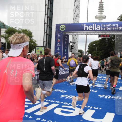 29.06.2025 - hella hamburg halbmarathon Michael Strokosch http://msf.ph/oto/8221993 29.06.2025 10:49:38 Ziel 2516, 2592, 2596, 2889, 2937, 5705, 8437, 8689, 8813, 9038, 9649, 11340, 11679, 11977, 12094, 13233, 14562, 15392, 15857, 16114, 16592, 16738, 17001 meine-sportfotos.de