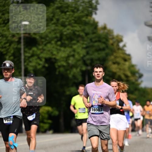 29.06.2025 - hella hamburg halbmarathon Dr. Thomas Lammeyer http://msf.ph/oto/8221995 29.06.2025 09:49:44 Kennedybrücke 1344, 2525, 3809, 3843, 3955, 4477, 4944, 5042, 6169, 7534, 7628, 7845, 7901, 8784, 8956, 10298, 10865, 10929, 11230 meine-sportfotos.de