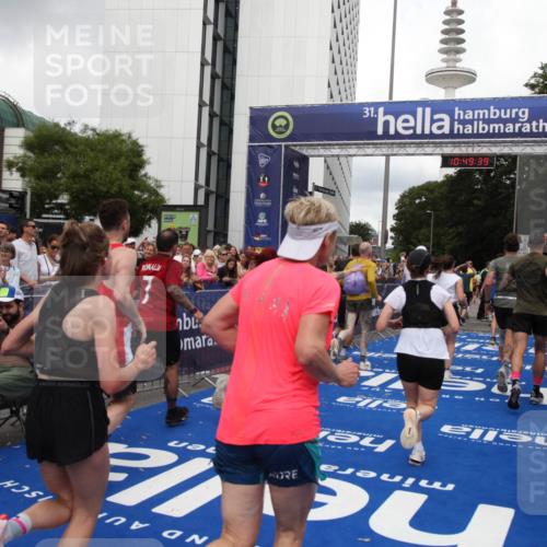 29.06.2025 - hella hamburg halbmarathon Michael Strokosch http://msf.ph/oto/8222027 29.06.2025 10:49:38 Ziel 2516, 2592, 2596, 2889, 2937, 5705, 8437, 8689, 8813, 9038, 9649, 11340, 11679, 11977, 12094, 13233, 14562, 15392, 15857, 16114, 16592, 16738, 17001 meine-sportfotos.de