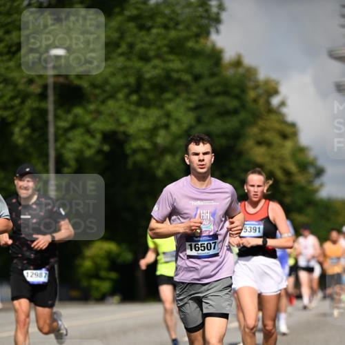 29.06.2025 - hella hamburg halbmarathon Dr. Thomas Lammeyer http://msf.ph/oto/8222051 29.06.2025 09:49:45 Kennedybrücke 1344, 3809, 3843, 3955, 4477, 4944, 5042, 6169, 7534, 7628, 7845, 7901, 8784, 8956, 10298, 10865, 10929, 11230 meine-sportfotos.de