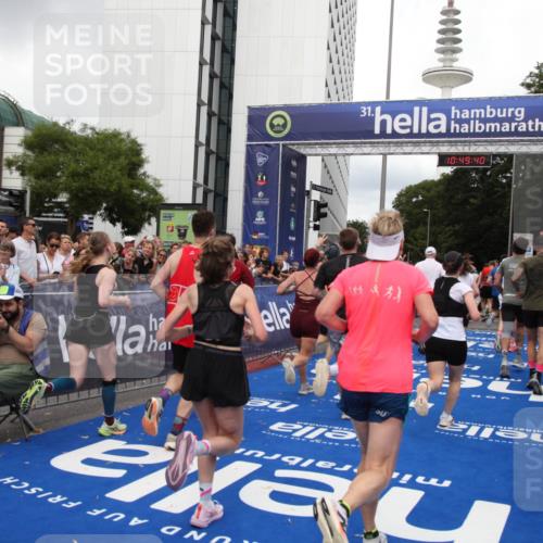 29.06.2025 - hella hamburg halbmarathon Michael Strokosch http://msf.ph/oto/8222054 29.06.2025 10:49:38 Ziel 2516, 2592, 2596, 2889, 2937, 5705, 8437, 8689, 8813, 9038, 9649, 11340, 11679, 11977, 12094, 13233, 14562, 15392, 15857, 16114, 16592, 16738, 17001 meine-sportfotos.de