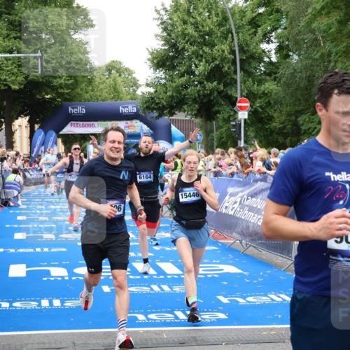 29.06.2025 - hella hamburg halbmarathon Zöllner http://msf.ph/oto/8222065 29.06.2025 10:52:25 Ziel 4140, 4419, 4587, 6164, 7896, 9876, 13015, 13211, 13707, 15144, 15446, 17773, 17997 meine-sportfotos.de