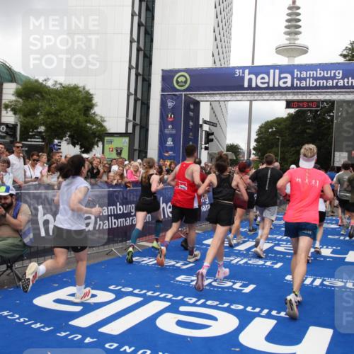 29.06.2025 - hella hamburg halbmarathon Michael Strokosch http://msf.ph/oto/8222075 29.06.2025 10:49:39 Ziel 2504, 2516, 2592, 2596, 2889, 2937, 5705, 5978, 8437, 8689, 9038, 9463, 9649, 11340, 11679, 11977, 12094, 13233, 14562, 15392, 15857, 16114, 16592, 16738, 17001 meine-sportfotos.de