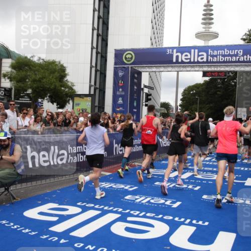 29.06.2025 - hella hamburg halbmarathon Michael Strokosch http://msf.ph/oto/8222088 29.06.2025 10:49:39 Ziel 2504, 2516, 2592, 2596, 2889, 2937, 5705, 5978, 8437, 8689, 9038, 9463, 9649, 11340, 11679, 11977, 12094, 13233, 14562, 15392, 15857, 16114, 16592, 16738, 17001 meine-sportfotos.de