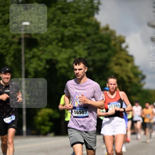 29.06.2025 - hella hamburg halbmarathon Dr. Thomas Lammeyer http://msf.ph/oto/8222095 29.06.2025 09:49:45 Kennedybrücke 1344, 3809, 3843, 3955, 4477, 4944, 5042, 6169, 7534, 7628, 7845, 7901, 8784, 8956, 10298, 10865, 10929, 11230 meine-sportfotos.de