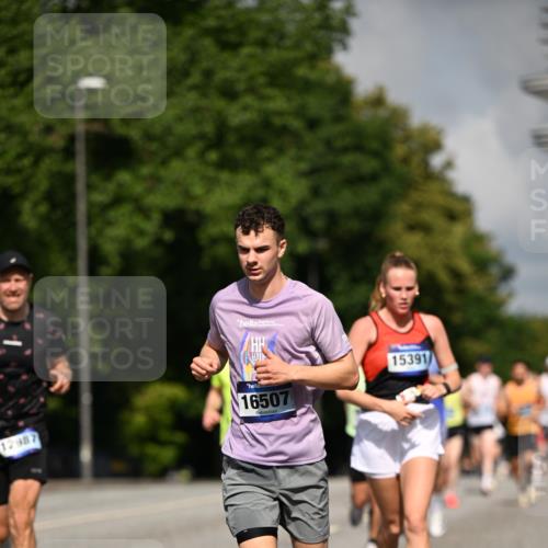 29.06.2025 - hella hamburg halbmarathon Dr. Thomas Lammeyer http://msf.ph/oto/8222114 29.06.2025 09:49:45 Kennedybrücke 1344, 3809, 3843, 3955, 4477, 4944, 5042, 6169, 7534, 7628, 7845, 7901, 8784, 8956, 10298, 10865, 10929, 11230 meine-sportfotos.de