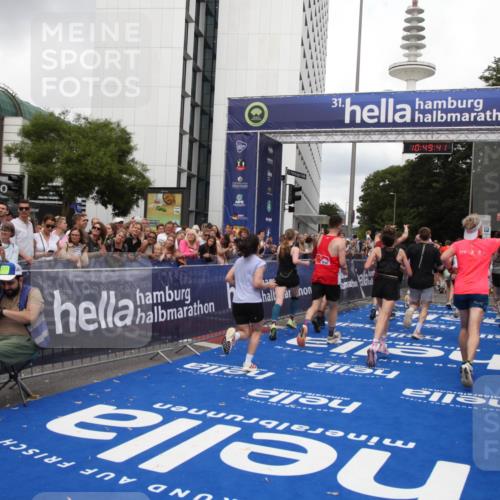 29.06.2025 - hella hamburg halbmarathon Michael Strokosch http://msf.ph/oto/8222118 29.06.2025 10:49:40 Ziel 2504, 2516, 2592, 2596, 2889, 2937, 5705, 5978, 6115, 8689, 9038, 9463, 9649, 11340, 11679, 11977, 12094, 13233, 14562, 15392, 15857, 16114, 16592, 16738, 17001, 18058 meine-sportfotos.de