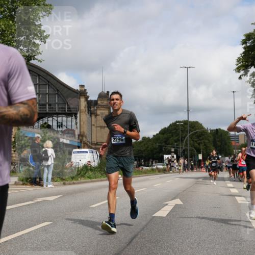 29.06.2025 - hella hamburg halbmarathon Yannick Fuchs http://msf.ph/oto/8222145 29.06.2025 10:33:08 20KM 1042, 1615, 1688, 1710, 2262, 2296, 2719, 2745, 2849, 3014, 3431, 3530, 4148, 5091, 5248, 6095, 6684, 7110, 8091, 10218, 11049, 11281, 11282, 11379, 12137, 12915, 13755, 14688, 14905, 15372, 16075, 16280, 17154, 17623, 17722, 18761 meine-sportfotos.de