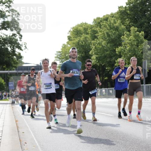 29.06.2025 - hella hamburg halbmarathon Jannik Wohlers http://msf.ph/oto/8222166 29.06.2025 09:51:07 Lombardsbrücke 1136, 1520, 1570, 1903, 1912, 1920, 2880, 2972, 3523, 4297, 4634, 4759, 4843, 4999, 5375, 5410, 7105, 7363, 7378, 7962, 8871, 9114, 9364, 10480, 10669, 11049, 11417, 11959, 13196, 13479, 14201, 14210, 14722, 15383, 15424, 15542, 15828, 15857, 15862, 16281, 16656, 16660, 17381, 17382, 17724, 18013, 18539, 18764, 18868, 18970 meine-sportfotos.de