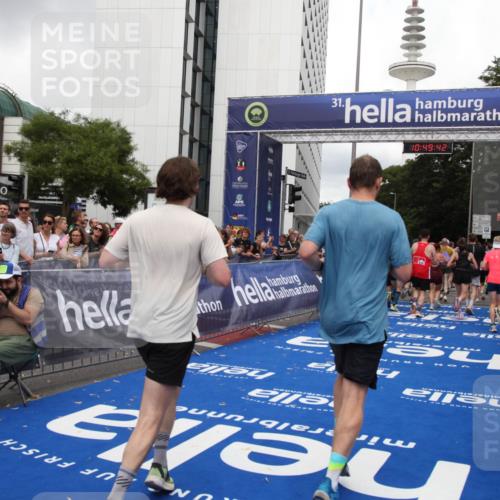 29.06.2025 - hella hamburg halbmarathon Michael Strokosch http://msf.ph/oto/8222194 29.06.2025 10:49:41 Ziel 2504, 2516, 2592, 2596, 2706, 2889, 2937, 5705, 5978, 6115, 9038, 9463, 9649, 11340, 11679, 11977, 13233, 14562, 15392, 15857, 16114, 16592, 16738, 16843, 17001, 18058, 18451 meine-sportfotos.de