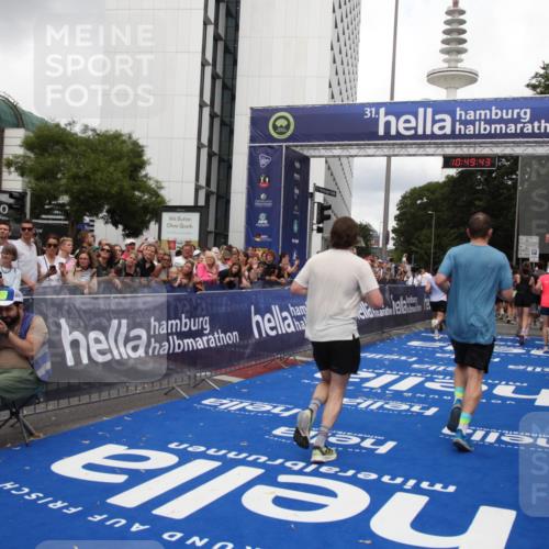 29.06.2025 - hella hamburg halbmarathon Michael Strokosch http://msf.ph/oto/8222209 29.06.2025 10:49:42 Ziel 2504, 2516, 2706, 2889, 2937, 3060, 5705, 5978, 6115, 7332, 9038, 9463, 9619, 9649, 11340, 11679, 11977, 13233, 14562, 15392, 16114, 16592, 16738, 16843, 17001, 18058, 18451 meine-sportfotos.de