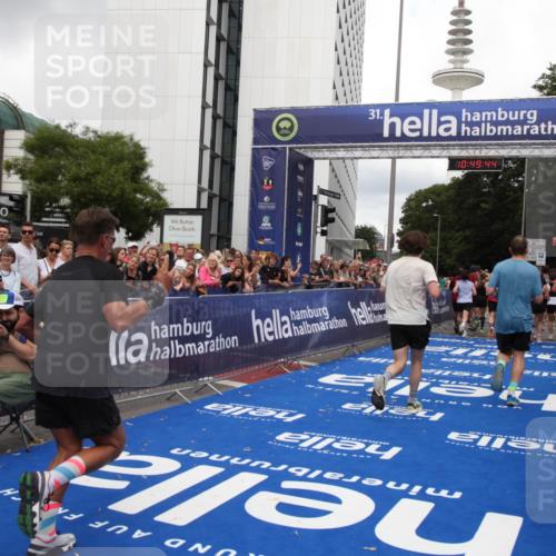 29.06.2025 - hella hamburg halbmarathon Michael Strokosch http://msf.ph/oto/8222231 29.06.2025 10:49:42 Ziel 2504, 2516, 2706, 2889, 2937, 3060, 5705, 5978, 6115, 7332, 9038, 9463, 9619, 9649, 11340, 11679, 11977, 13233, 14562, 15392, 16114, 16592, 16738, 16843, 17001, 18058, 18451 meine-sportfotos.de
