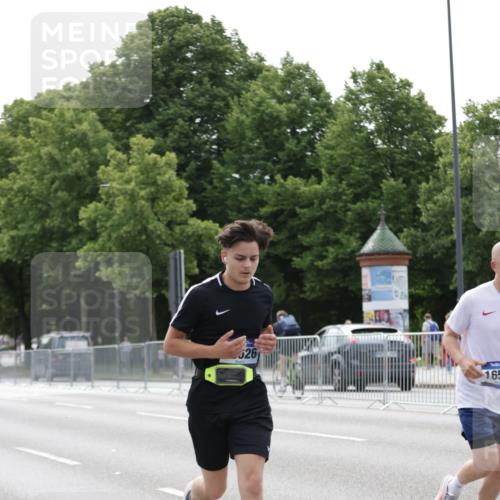 29.06.2025 - hella hamburg halbmarathon Jannik Wohlers http://msf.ph/oto/8222240 29.06.2025 10:27:25 Lombardsbrücke 1148, 2080, 3389, 5177, 6214, 7497, 7764, 7978, 8085, 9567, 9688, 10412, 10413, 12823, 13043, 13860, 14206, 15607, 16569, 16804, 16838, 18301, 18626 meine-sportfotos.de