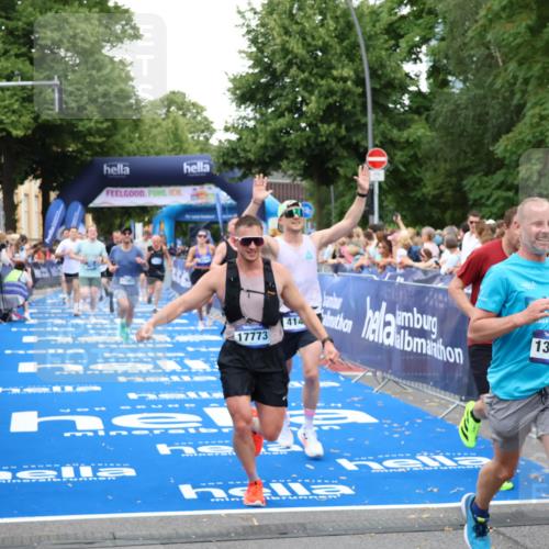 29.06.2025 - hella hamburg halbmarathon Zöllner http://msf.ph/oto/8222314 29.06.2025 10:52:28 Ziel 3715, 4140, 4587, 7178, 8371, 8661, 9145, 9876, 11791, 13015, 13211, 13707, 14561, 15144, 17773, 17997 meine-sportfotos.de