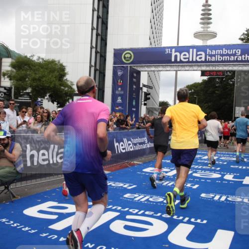 29.06.2025 - hella hamburg halbmarathon Michael Strokosch http://msf.ph/oto/8222386 29.06.2025 10:49:44 Ziel 2504, 2706, 2937, 3060, 3543, 5894, 5978, 6115, 7332, 9038, 9463, 9619, 9649, 11679, 11977, 15392, 16843, 16877, 17001, 17282, 18058, 18451, 18926 meine-sportfotos.de