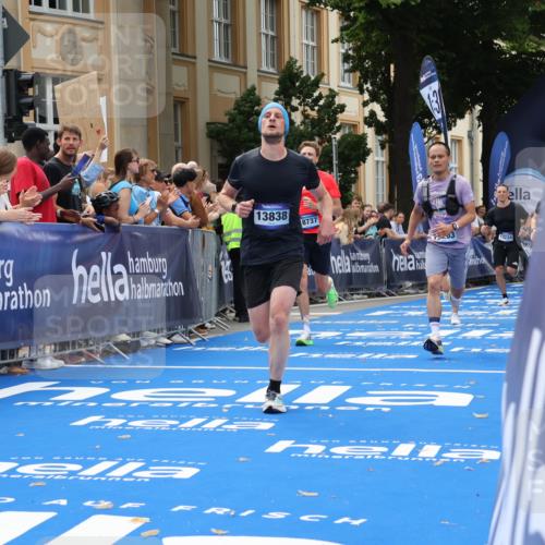 29.06.2025 - hella hamburg halbmarathon Strokosch-Dieckow http://msf.ph/oto/8222430 29.06.2025 10:29:25 Ziel 2021, 2075, 2180, 8784, 8975, 9137, 9571, 10156, 10790, 12234, 13838, 14164, 15880, 16118, 17197, 18737, 19203 meine-sportfotos.de
