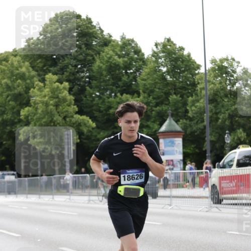 29.06.2025 - hella hamburg halbmarathon Jannik Wohlers http://msf.ph/oto/8222478 29.06.2025 10:27:25 Lombardsbrücke 1148, 2080, 3389, 5177, 6214, 7497, 7764, 7978, 8085, 9567, 9688, 10412, 10413, 12823, 13043, 13860, 14206, 15607, 16569, 16804, 16838, 18301, 18626 meine-sportfotos.de