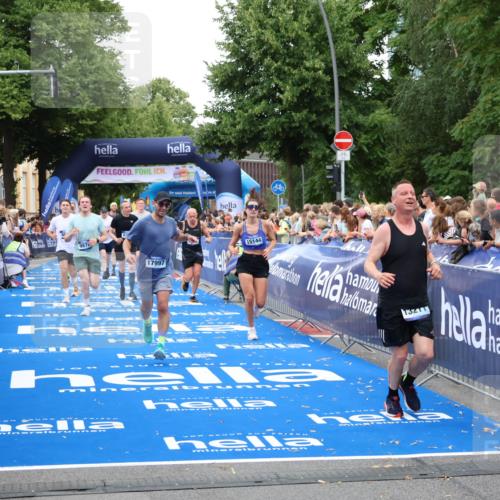 29.06.2025 - hella hamburg halbmarathon Zöllner http://msf.ph/oto/8222493 29.06.2025 10:52:30 Ziel 3715, 7178, 7232, 8371, 8661, 9145, 9876, 11791, 13015, 13211, 14561, 15144, 15980, 17997 meine-sportfotos.de