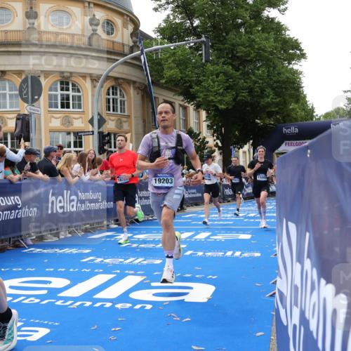 29.06.2025 - hella hamburg halbmarathon Strokosch-Dieckow http://msf.ph/oto/8222542 29.06.2025 10:29:27 Ziel 2021, 2075, 2180, 8784, 8975, 9137, 9571, 10156, 10790, 12234, 13838, 15880, 16118, 17197, 18737, 19203 meine-sportfotos.de