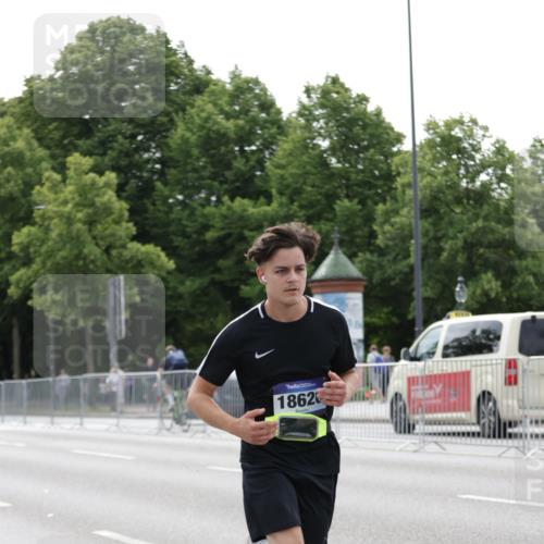 29.06.2025 - hella hamburg halbmarathon Jannik Wohlers http://msf.ph/oto/8222576 29.06.2025 10:27:25 Lombardsbrücke 1148, 2080, 3389, 5177, 6214, 7497, 7764, 7978, 8085, 9567, 9688, 10412, 10413, 12823, 13043, 13860, 14206, 15607, 16569, 16804, 16838, 18301, 18626 meine-sportfotos.de