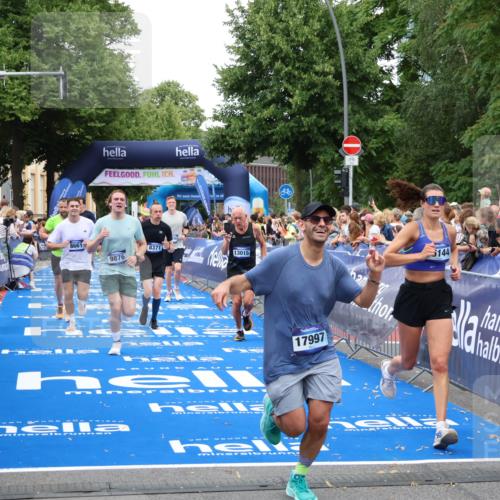 29.06.2025 - hella hamburg halbmarathon Zöllner http://msf.ph/oto/8222605 29.06.2025 10:52:31 Ziel 3715, 7178, 7232, 8371, 8661, 9145, 9876, 11791, 13015, 13211, 14561, 15144, 15980, 17997 meine-sportfotos.de