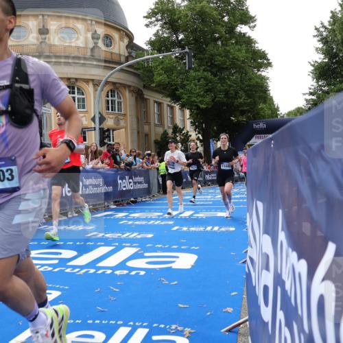 29.06.2025 - hella hamburg halbmarathon Strokosch-Dieckow http://msf.ph/oto/8222624 29.06.2025 10:29:27 Ziel 2021, 2075, 2180, 8784, 8975, 9137, 9571, 10156, 10790, 12234, 13838, 15880, 16118, 17197, 18737, 19203 meine-sportfotos.de