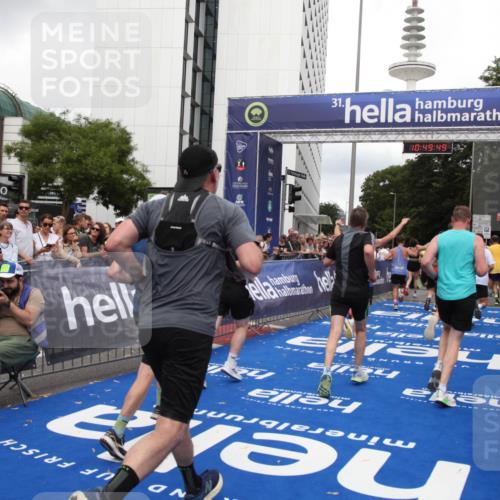 29.06.2025 - hella hamburg halbmarathon Michael Strokosch http://msf.ph/oto/8222663 29.06.2025 10:49:48 Ziel 2504, 2706, 3060, 3543, 5894, 5978, 6115, 6125, 7332, 9463, 9551, 9619, 9723, 9924, 11975, 13159, 14794, 16843, 16877, 17282, 17753, 18058, 18451, 18926 meine-sportfotos.de