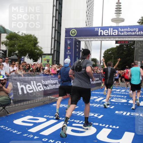 29.06.2025 - hella hamburg halbmarathon Michael Strokosch http://msf.ph/oto/8222682 29.06.2025 10:49:48 Ziel 2504, 2706, 3060, 3543, 5894, 5978, 6115, 6125, 7332, 9463, 9551, 9619, 9723, 9924, 11975, 13159, 14794, 16843, 16877, 17282, 17753, 18058, 18451, 18926 meine-sportfotos.de