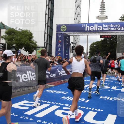 29.06.2025 - hella hamburg halbmarathon Michael Strokosch http://msf.ph/oto/8222702 29.06.2025 10:49:49 Ziel 2706, 3060, 3543, 5894, 6115, 6125, 7332, 9551, 9619, 9723, 9924, 11975, 13159, 14794, 16843, 16877, 17282, 17753, 18058, 18451, 18926 meine-sportfotos.de