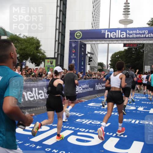 29.06.2025 - hella hamburg halbmarathon Michael Strokosch http://msf.ph/oto/8222726 29.06.2025 10:49:49 Ziel 2706, 3060, 3543, 5894, 6115, 6125, 7332, 9551, 9619, 9723, 9924, 11975, 13159, 14794, 16843, 16877, 17282, 17753, 18058, 18451, 18926 meine-sportfotos.de
