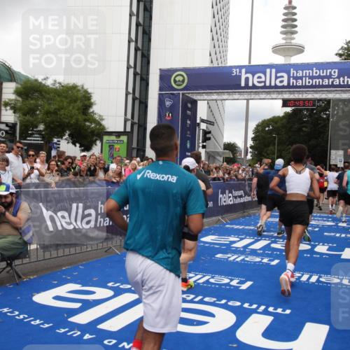 29.06.2025 - hella hamburg halbmarathon Michael Strokosch http://msf.ph/oto/8222744 29.06.2025 10:49:49 Ziel 2706, 3060, 3543, 5894, 6115, 6125, 7332, 9551, 9619, 9723, 9924, 11975, 13159, 14794, 16843, 16877, 17282, 17753, 18058, 18451, 18926 meine-sportfotos.de