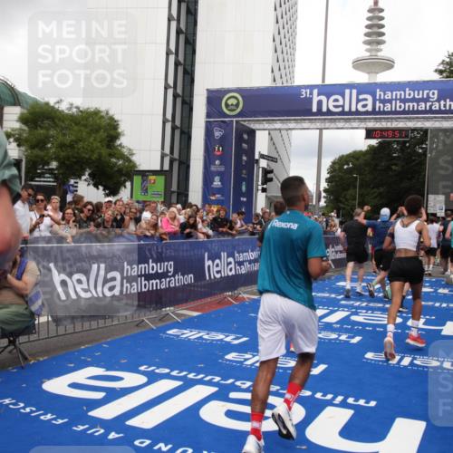 29.06.2025 - hella hamburg halbmarathon Michael Strokosch http://msf.ph/oto/8222754 29.06.2025 10:49:50 Ziel 2706, 3060, 3543, 5894, 6125, 7332, 9200, 9551, 9619, 9723, 9924, 11975, 13159, 14794, 16800, 16843, 16877, 17282, 17753, 18451, 18926 meine-sportfotos.de