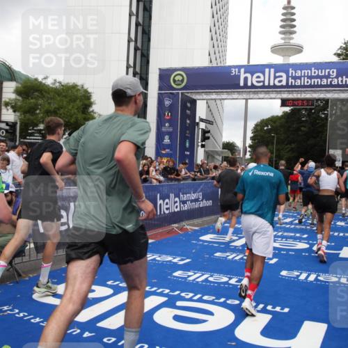29.06.2025 - hella hamburg halbmarathon Michael Strokosch http://msf.ph/oto/8222763 29.06.2025 10:49:50 Ziel 2706, 3060, 3543, 5894, 6125, 7332, 9200, 9551, 9619, 9723, 9924, 11975, 13159, 14794, 16800, 16843, 16877, 17282, 17753, 18451, 18926 meine-sportfotos.de
