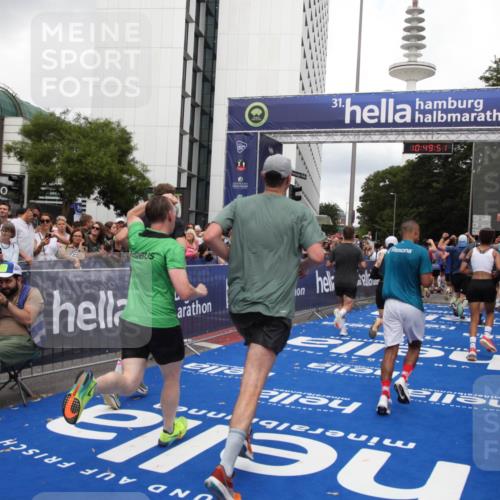 29.06.2025 - hella hamburg halbmarathon Michael Strokosch http://msf.ph/oto/8222813 29.06.2025 10:49:50 Ziel 2706, 3060, 3543, 5894, 6125, 7332, 9200, 9551, 9619, 9723, 9924, 11975, 13159, 14794, 16800, 16843, 16877, 17282, 17753, 18451, 18926 meine-sportfotos.de