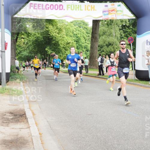 29.06.2025 - hella hamburg halbmarathon MichiJ http://msf.ph/oto/8222814 29.06.2025 10:24:41 Zwischen KM18-KM19 3809, 6704, 10384, 11120, 12044, 13798, 14622, 15348, 15415, 15931, 18237 meine-sportfotos.de