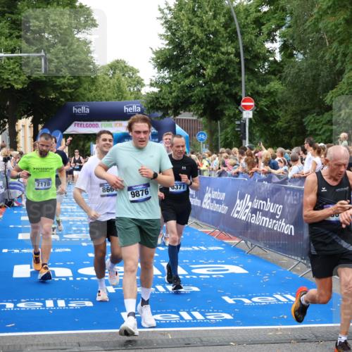 29.06.2025 - hella hamburg halbmarathon Zöllner http://msf.ph/oto/8222822 29.06.2025 10:52:34 Ziel 3715, 6561, 6562, 7178, 7232, 8371, 8661, 9145, 9739, 9876, 11791, 13015, 13301, 14561, 15001, 15980, 18982 meine-sportfotos.de