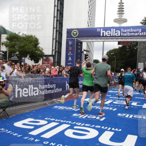 29.06.2025 - hella hamburg halbmarathon Michael Strokosch http://msf.ph/oto/8222861 29.06.2025 10:49:51 Ziel 3060, 3543, 4017, 5460, 5894, 6125, 7332, 9126, 9200, 9551, 9619, 9723, 9924, 11975, 13159, 13463, 14794, 16800, 16877, 17282, 17753, 18926, 19122 meine-sportfotos.de