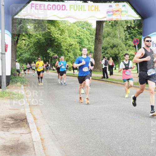 29.06.2025 - hella hamburg halbmarathon MichiJ http://msf.ph/oto/8222892 29.06.2025 10:24:41 Zwischen KM18-KM19 3809, 6704, 10384, 11120, 12044, 13798, 14622, 15348, 15415, 15931, 18237 meine-sportfotos.de