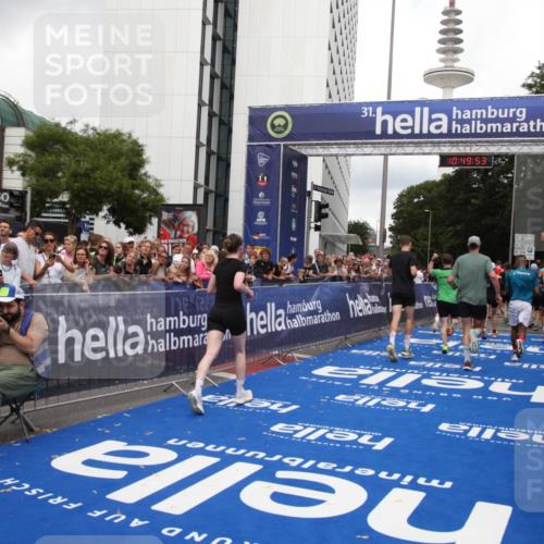 29.06.2025 - hella hamburg halbmarathon Michael Strokosch http://msf.ph/oto/8222917 29.06.2025 10:49:52 Ziel 3543, 4017, 5460, 5894, 6125, 9126, 9200, 9551, 9597, 9723, 9924, 11975, 13159, 13463, 14794, 16800, 16877, 17282, 17753, 18926, 19109, 19122 meine-sportfotos.de