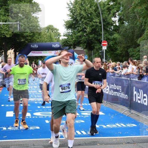 29.06.2025 - hella hamburg halbmarathon Zöllner http://msf.ph/oto/8222919 29.06.2025 10:52:34 Ziel 3715, 6561, 6562, 7178, 7232, 8371, 8661, 9145, 9739, 9876, 11791, 13015, 13301, 14561, 15001, 15980, 18982 meine-sportfotos.de